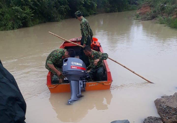 Lực lượng chức năng tìm kiếm, đưa nạn nhân lên bờ (ảnh: Phạm Chiến)