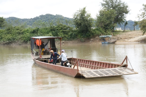 Đò chở khách tại bến M'liêng (huyện Lắk).