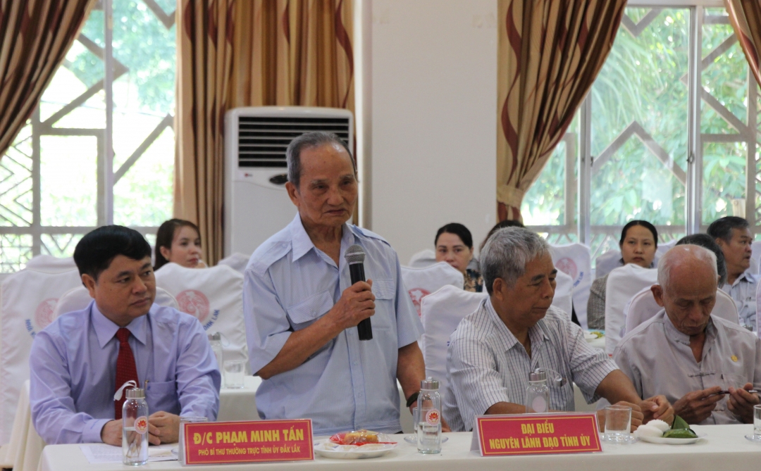 Đồng chí Lê Chí Quyết, nguyên Phó Bí thư Tỉnh ủy đóng góp ý kiến tại buổi gặp mặt.