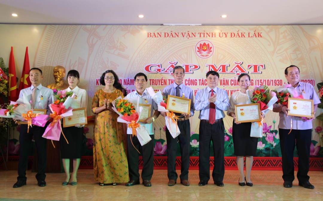 Phó Bí thư Thường trực Tỉnh ủy Phạm Minh Tấn (thứ hai từ phải qua) và Trưởng Ban Dân vận Tỉnh ủy H’Kim Hoa Byă (thứ hai từ trái qua) trao Kỷ niệm chương 