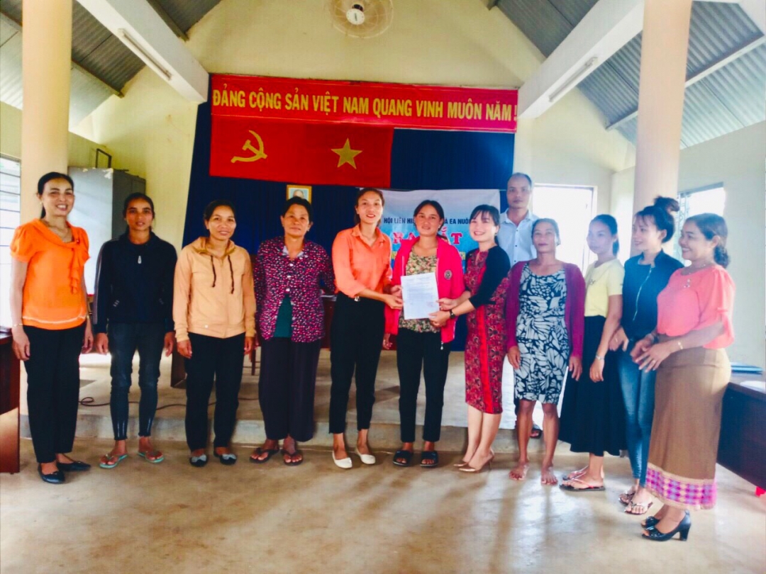 Ban Thường vụ Hội LHPN xã Ea Nuôl trao quyết định thành lập cho phụ nữ buôn Ko Đung A