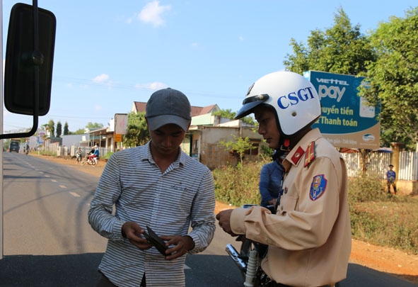 Lực lượng CSGT huyện Krông Năng kiểm tra hành chính người tham gia giao thông. 