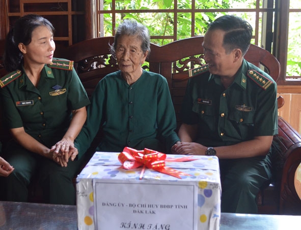 Trung tá  Trịnh Thị Thanh Hải đến thăm  và tặng quà  Mẹ Việt Nam  Anh hùng  Dương Thị Liễu  ở xã Ea Bung, huyện Ea Súp.