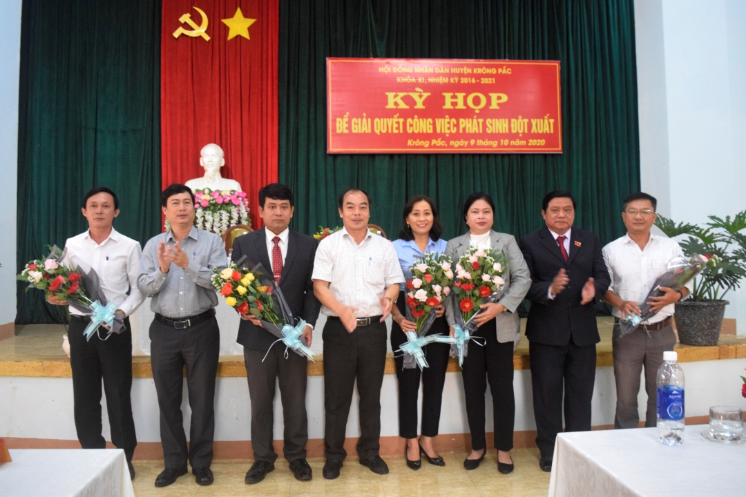 Lãnh đạo huyện Krông Pắc chúc mừng các đồng chí nhận nhiệm vụ mới tại kỳ họp