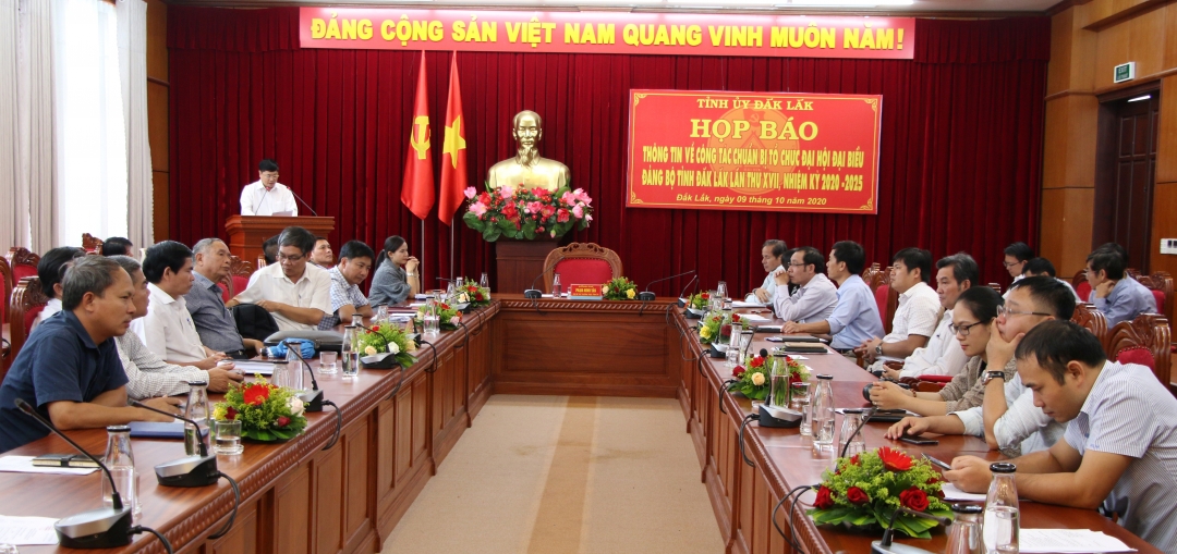 Đồng chí Phạm Minh Tấn, Phó Bí thư Thường trực Tỉnh ủy phát biểu tại buổi họp báo