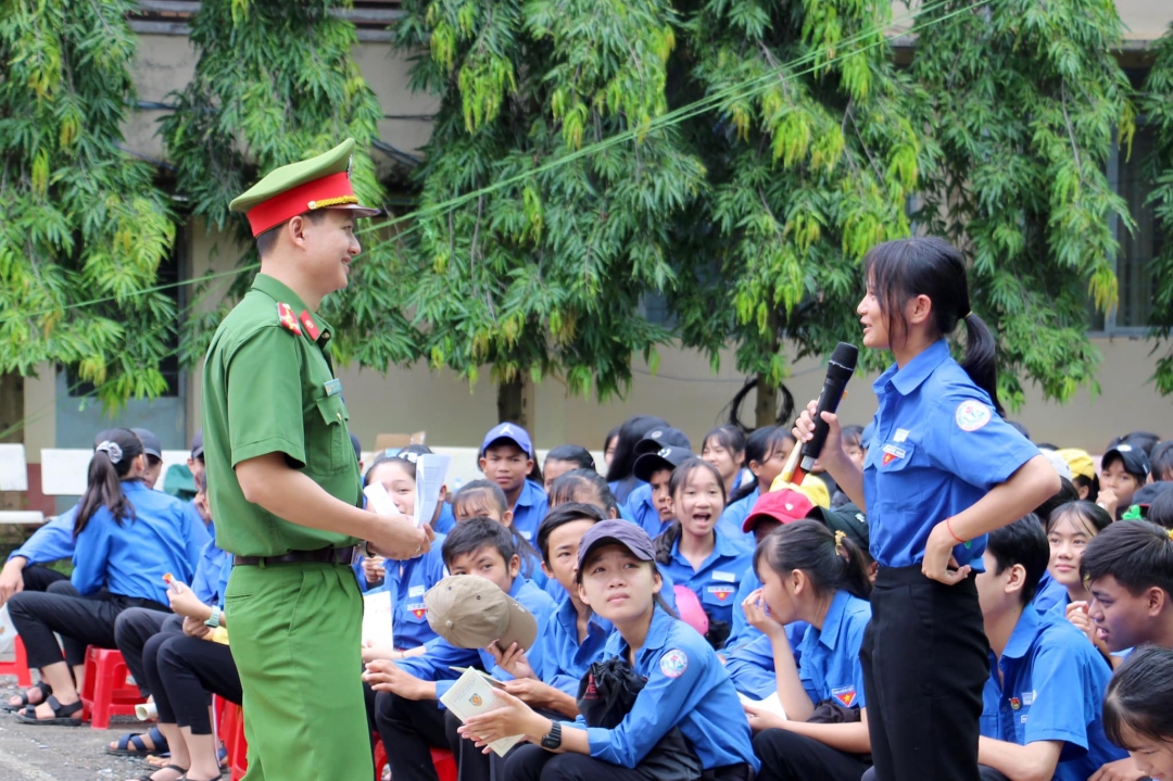 Học sinh chia sẻ kiến thức về bạo lực học đường