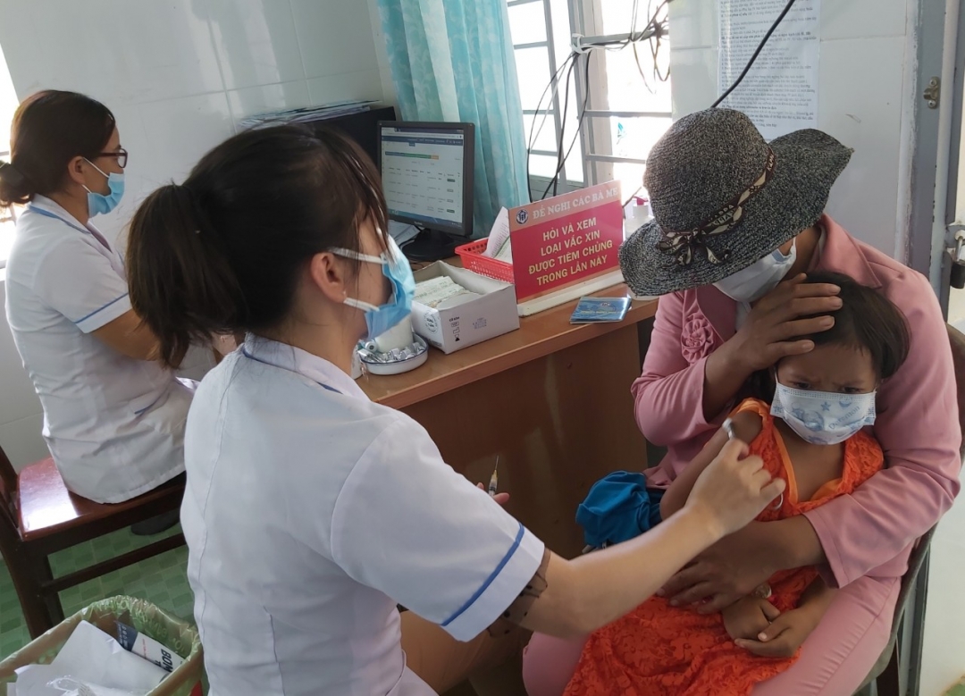 Tiêm vắc xin phòng bệnh bạch hầu cho người dân xã Cư Prao
