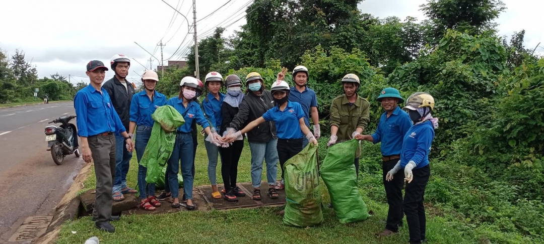 Thu gom rác thải tại xã Ea Knuếc