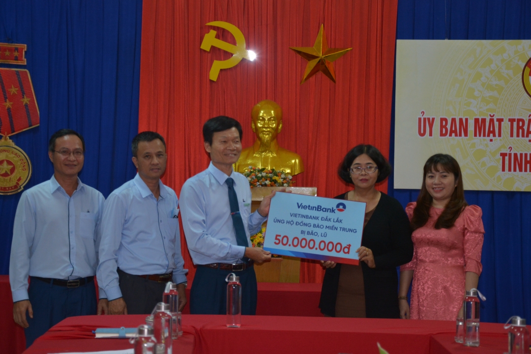 Lãnh đạo Ủy ban MTTQ Việt Nam tỉnh tiếp nhận tiền hỗ trợ.