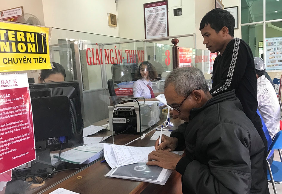 Khách hàng giao dịch tại một đơn vị trực thuộc Agribank Đắk Lắk.