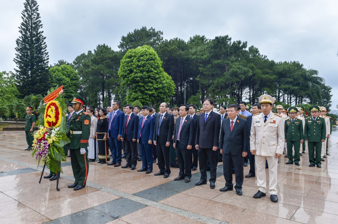 Các đại biểu viếng Nghĩa trang liệt sỹ tỉnh. 