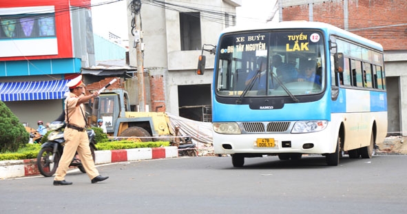 Cán bộ CSGT Công an TP. Buôn Ma Thuột hướng dẫn giao thông trên đường Nguyễn Văn Cừ (TP. Buôn Ma Thuột). 