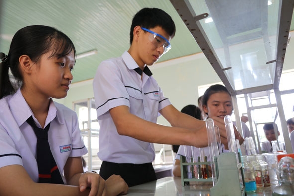 Học sinh Trường THPT Cư M’gar (huyện Cư M'gar)  trong giờ thực hành thí nghiệm. 