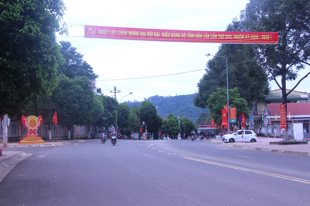 Tại nhiều tuyến đường trung tâm thị trấn Buôn Trấp (huyện Krômg Ana). Ảnh: Thùy Dung