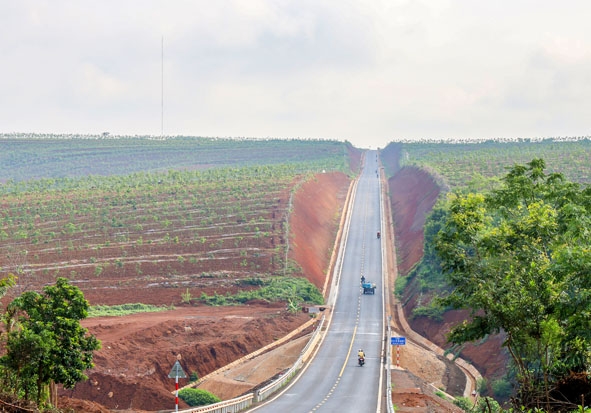 Đầu tư hạ tầng giao thông là một trong những động lực để Đắk Lắk phát triển. Ảnh: Hoàng Gia