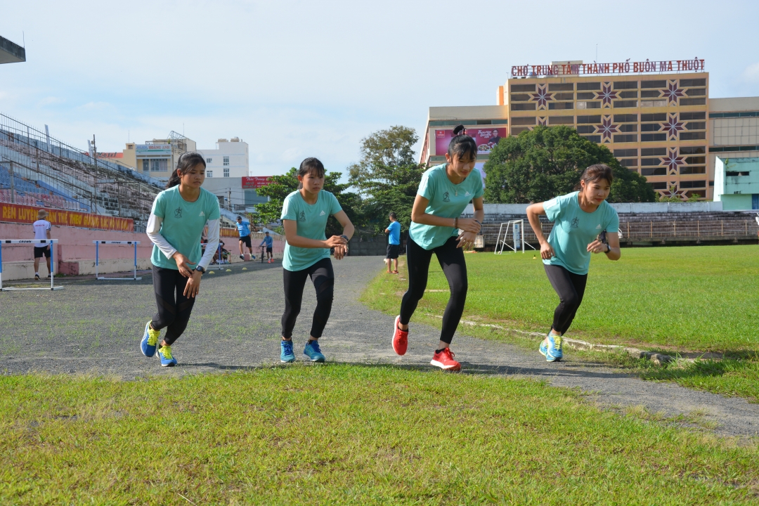 Các nữ vận động viên nữ tập luyện trước lúc tham dự giải.