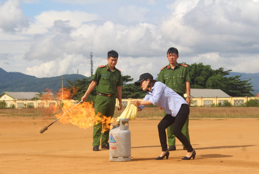 Các học viên thực hành cách dập tắt đám cháy và thao tác sử dụng phương tiện chữa cháy ban đầu.