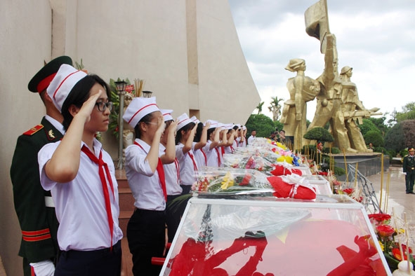 Thế hệ trẻ TP. Buôn Ma Thuột bày tỏ lòng tri ân trước các anh linh liệt sĩ được Đội K51  quy tập trong mùa khô 2018 - 2019.