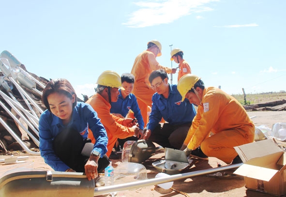 Thực hiện công trình thanh niên thắp sáng đường quê tại huyện Krông Năng.