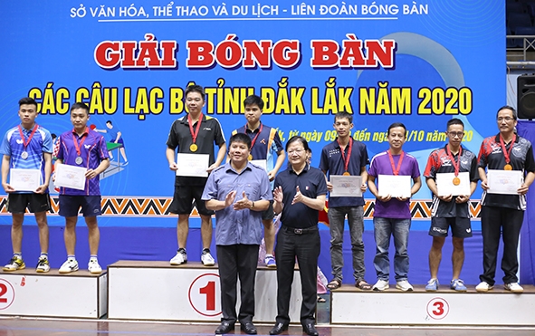 Ban tổ chức trao giải cho các tay vợt đoạt thành tích cao, nội dung đôi nam.