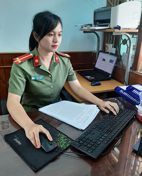 Trung úy Hoàng Thị Cảnh thường xuyên nghiên cứu tài liệu nâng cao trình độ, nghiệp vụ. 