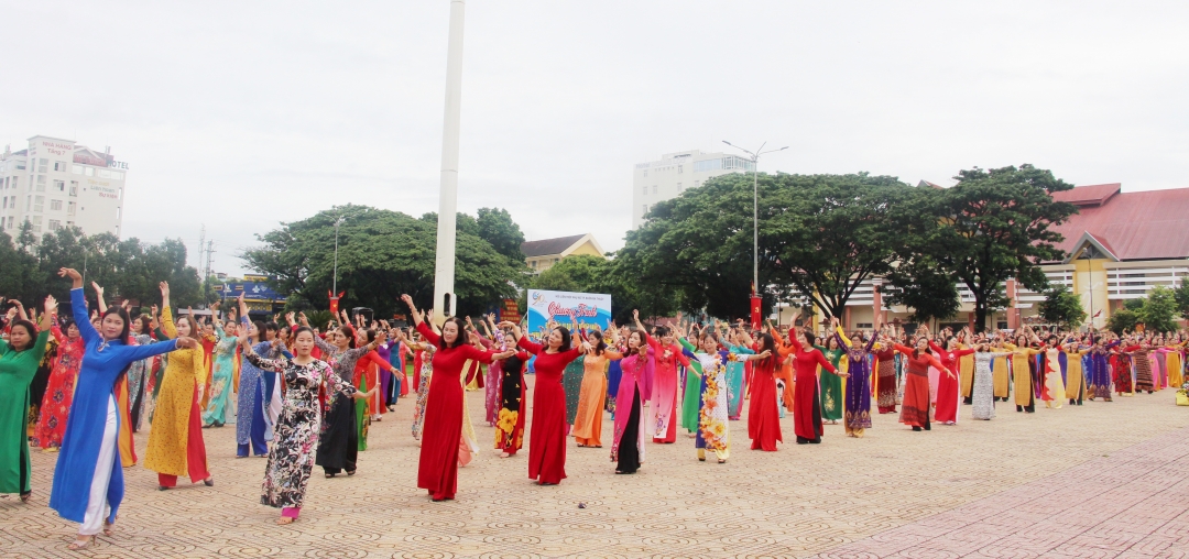 Hội viên phụ nữ TP. Buôn Ma Thuột đồng diễn áo dài