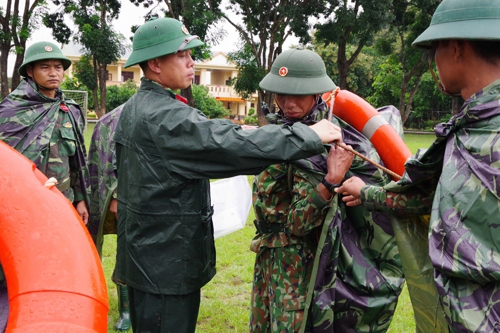 Lãnh đạo Trung đoàn 584 động viên, nhắc nhở các chiến sĩ bảo đảm an toàn khi thực hiện nhiệm vụ