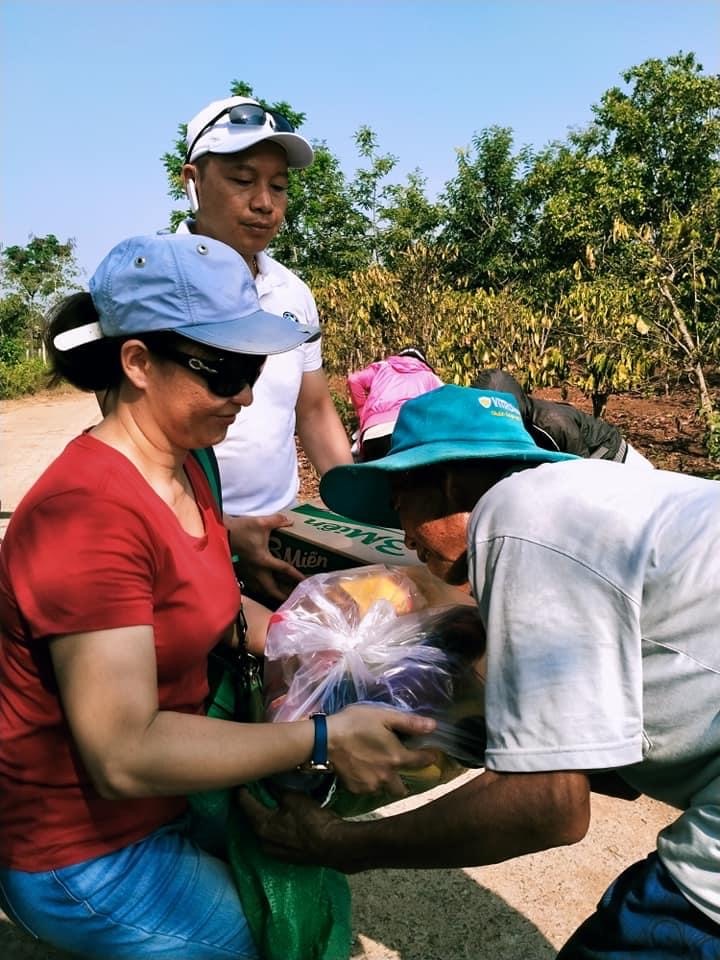 Các đoàn từ thiện trao quà cho hộ nghèo trên địa bàn tỉnh. Ảnh: Oanh Đoàn