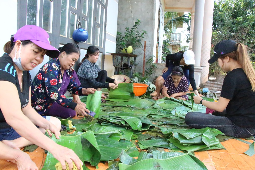 Lá chuối để gói bánh được chọn kỹ lưỡng rồi mới rửa và lau sạch