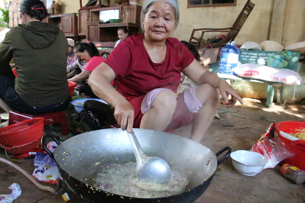 Cụ bà cẩn thận với những mẻ nhân bánh