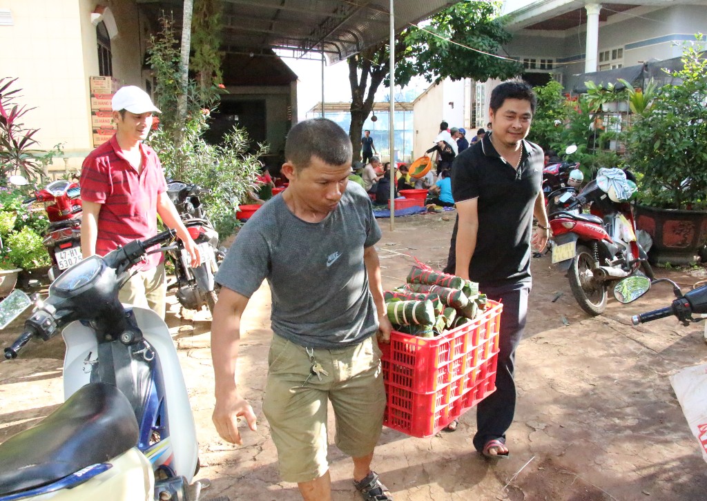 Những chiếc bánh nghĩa tình hướng về đồng bào miền Trung