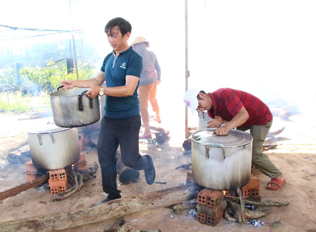Khu vực luộc bánh đỏ lửa suốt ngày đêm để những chiếc bánh đến với người dân vùng lũ sớm nhất
