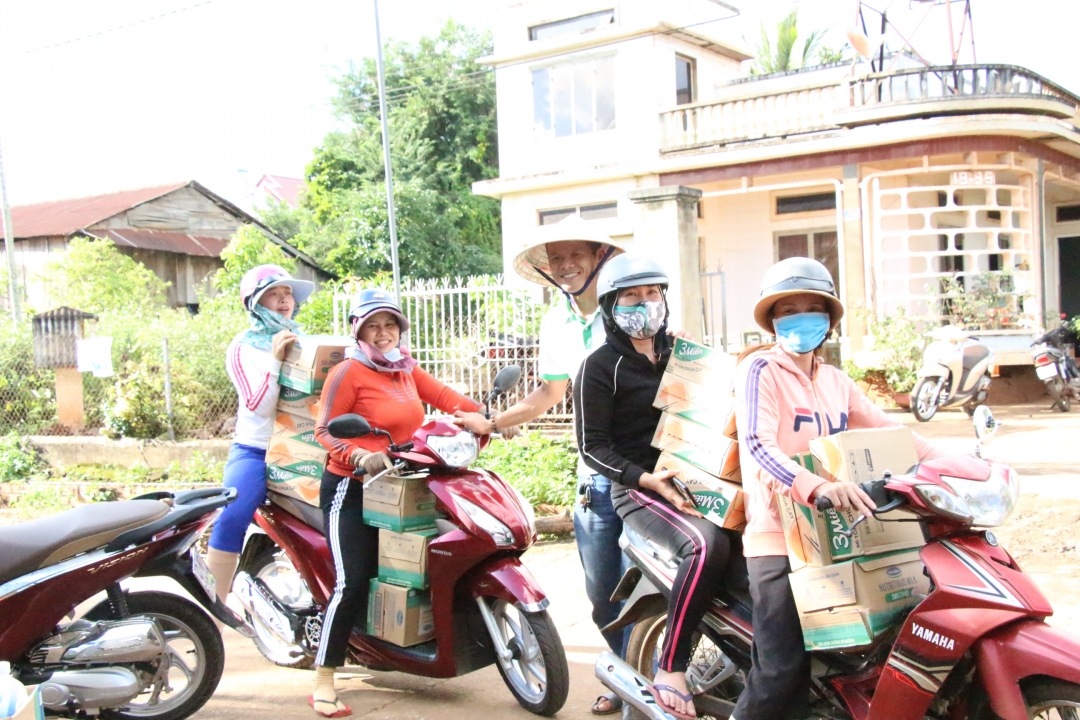 Anh Nguyễn Hữu Phú tất bật tiếp người dân đến ủng hộ chương trình