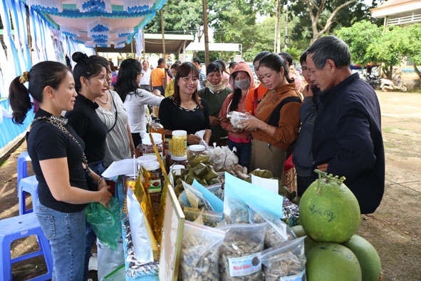 Khách hàng tham quan sản phẩm trưng bày tại 