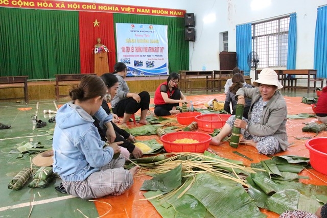 Người dân tập trung gói bánh