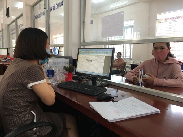 Người dân thực hiện thủ tục hành chính tại Bộ phận hành chính công huyện Krông Pắc.