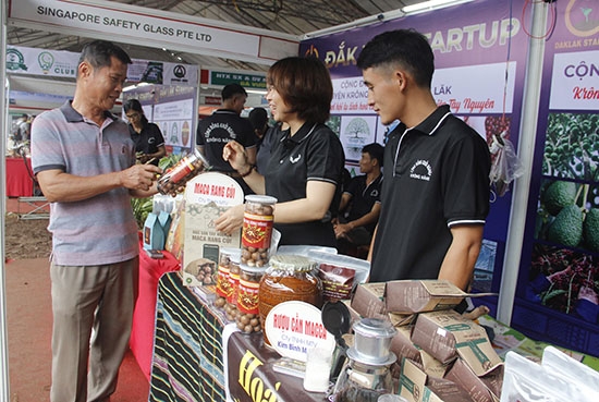 Khách tham quan, tìm hiểu sản phẩm tại gian hàng Star up Đắk Lắk trong khuôn khổ Hội chợ triển lãm