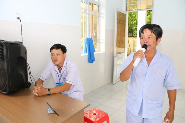 Bệnh nhân tâm thần được thực hiện liệu pháp âm nhạc trong điều trị phục hồi chức năng tại Bệnh viện Tâm thần tỉnh. Ảnh: Đình Thi