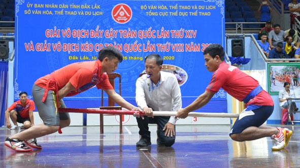 Vận động viên Y Đen Êung (bìa phải) trong trận chung kết .