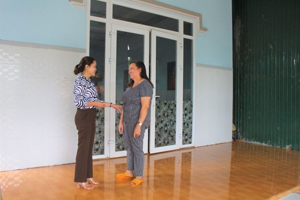 Mái ấm tình thương của chị Lê Thị Phú (bìa phải) ở thôn 6A được Hội LHPN Ea Ral hỗ trợ xây dựng. 