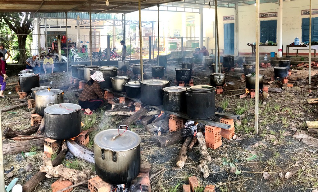 Những nồi bánh liên tiếp đỏ lửa để gửi tặng đồng bào miền Trung. Ảnh Việt Tân