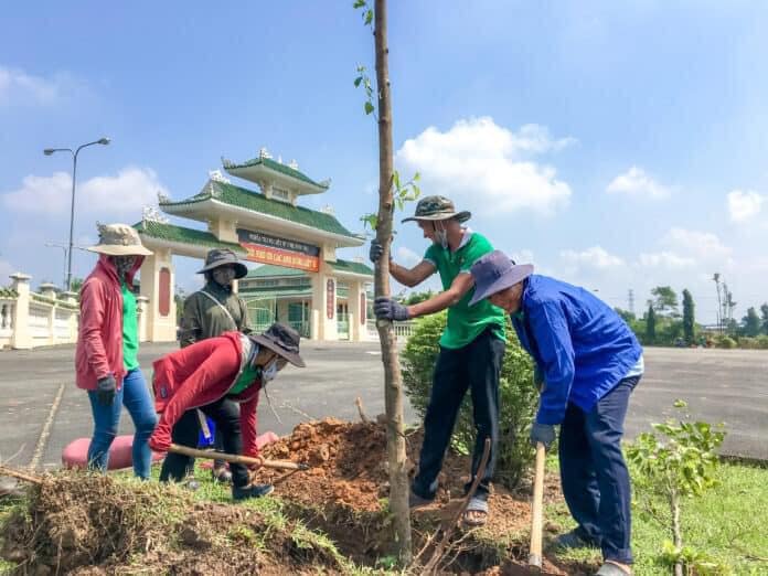 Đoàn viên thanh niên trên địa bàn tham gia trồng cây xanh.