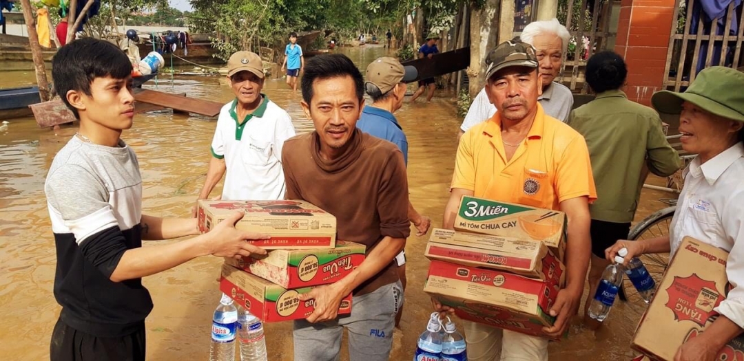 Người dân xã Yên Thủy (huyện Lệ Thủy, tỉnh Quảng Bình) hồ hỡi nhận quà của người dân huyện Buôn Đôn. 