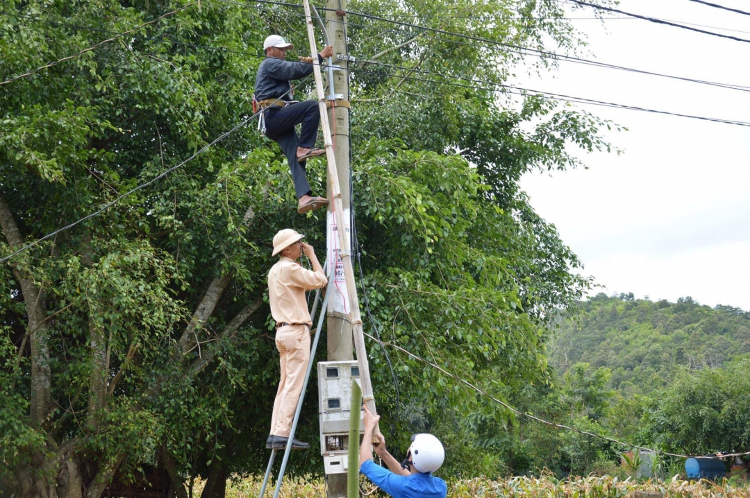 Đoàn Thanh niên và Công an huyện Krông Ana hỗ trợ xây dựng đường điện thắp sáng