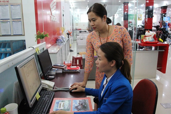 Cán bộ Chi cục Thuế khu vực Ea Kar - M’Drắk hỗ trợ doanh nghiệp trên địa bàn thực hiện hóa đơn điện tử.  