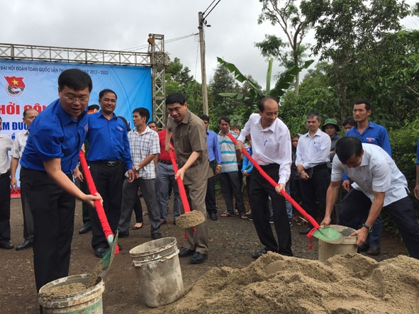 Các đồng chí lãnh đạo tỉnh, huyện tham gia Lễ khởi công tuyến đường tại buôn Cuôr Đăng B.