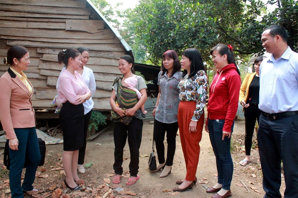 Hội LHPN tỉnh giám sát việc thực hiện chính sách đặc thù đối với phụ nữ dân tộc thiểu số tại huyện Krông Bông.