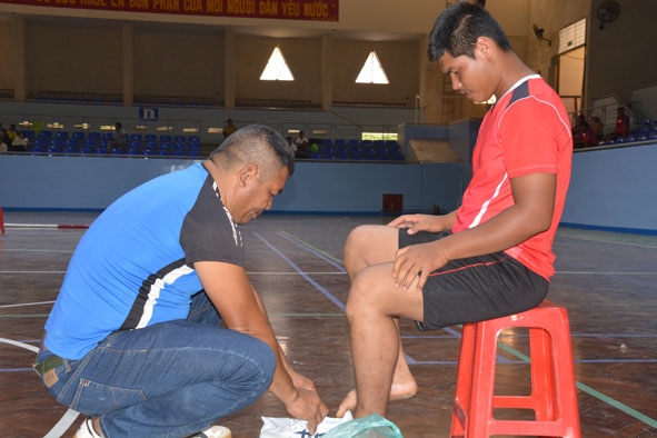 Anh Y Lút Niê chuẩn bị cho con trai Y Rubin Hđrue thi đấu.