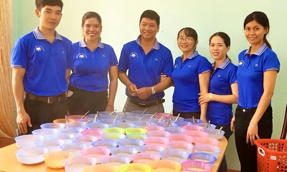 Thầy cô giáo Trường Tiểu học Ea Truôl chuẩn bị bữa ăn sáng cho học sinh.