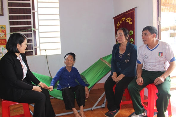 Bà Mai Thị Thanh (thứ hai từ phải sang) thăm hỏi, động viên người già neo đơn. 